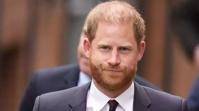 Prince Harry urged to use his neck for once instead of twisting it behind him