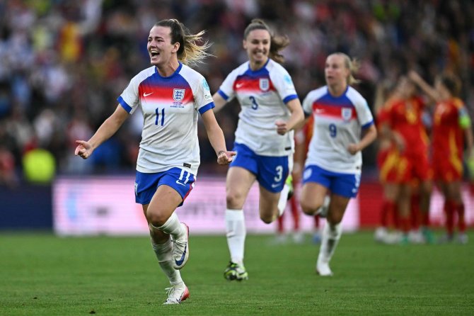 AFP/„Scanpix“ nuotr./Lauren Hemp ir Anglijos futbolininkės švenčia Europos čempionių titulą