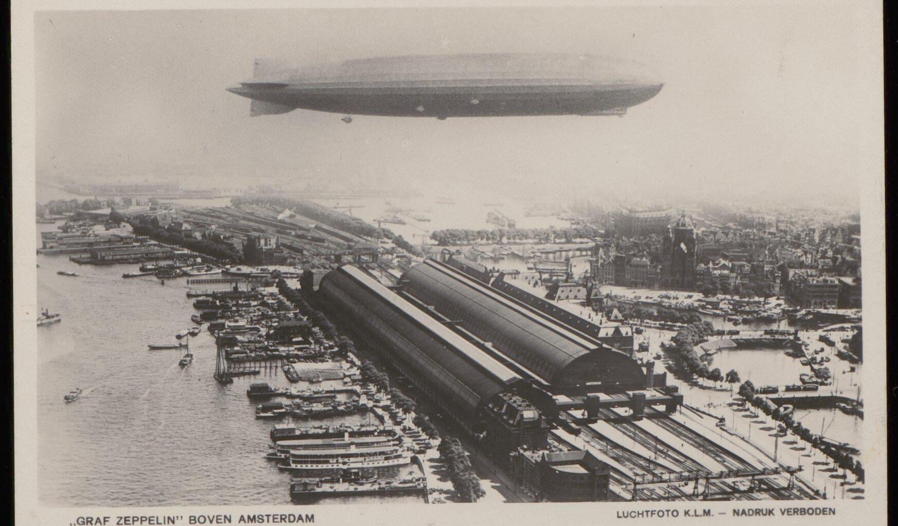 Zeppelin "Graf Zeppelin" vliegt over het Centraal Station in Amsterdam, Oktober 1929