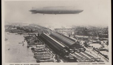 Zeppelin "Graf Zeppelin" vliegt over het Centraal Station in Amsterdam, Oktober 1929