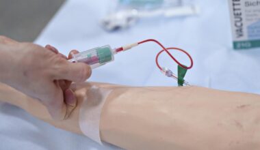 Mens behovet for flere varme hænder vokser, vil færre læse til sygeplejerske - Antallet af ansøgninger til sygeplejerskeuddannelsen via kvote 1 er faldet med otte procent siden sidste år.