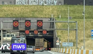 'Israël kills children': opvallende graffiti boven Kennedytunnel trekt aandacht