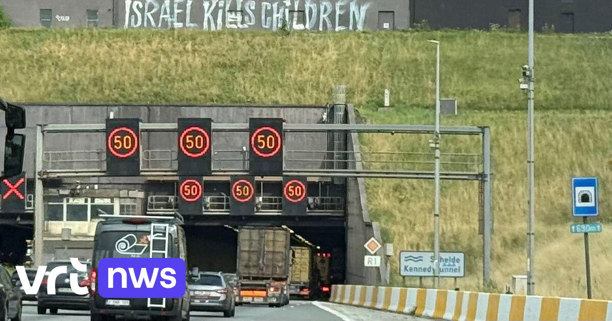 'Israël kills children': opvallende graffiti boven Kennedytunnel trekt aandacht