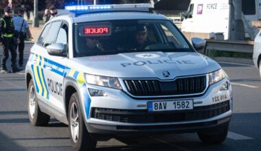 Muž přepadený u bankomatu na Náchodsku se bránil střelbou. Oba lupiče trefil - Novinky