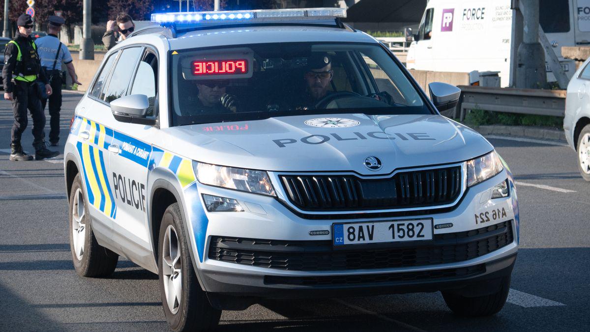 Muž přepadený u bankomatu na Náchodsku se bránil střelbou. Oba lupiče trefil - Novinky
