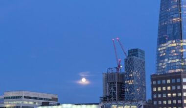 The moon looks so pretty from London bridge this evening 🌝