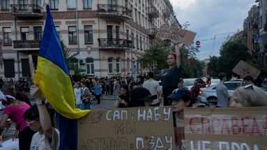 Des manifestants à Kiev dénoncent l'adoption d'une loi qui affaiblit la lutte contre la corruption, le 22 juillet 2025. 