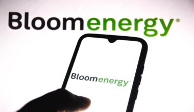 June 14, 2021, 2021, Brazil. In this photo illustration the Bloom Energy logo seen displayed on a smartphone — Stock Editorial Photography