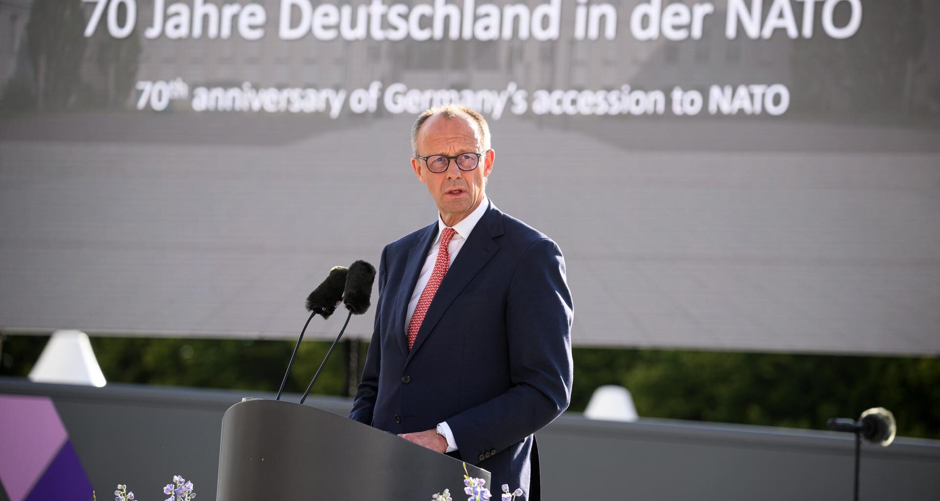 Bundeskanzler Friedrich Merz (CDU) spricht beim Festakt "70 Jahre Deutschland in der Nato" auf dem Ehrenhof vom Bendlerblock, dem Sitz des Bundesministeriums der Verteidigung.