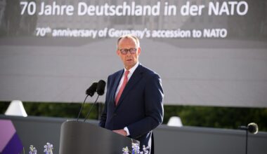 Bundeskanzler Friedrich Merz (CDU) spricht beim Festakt "70 Jahre Deutschland in der Nato" auf dem Ehrenhof vom Bendlerblock, dem Sitz des Bundesministeriums der Verteidigung.