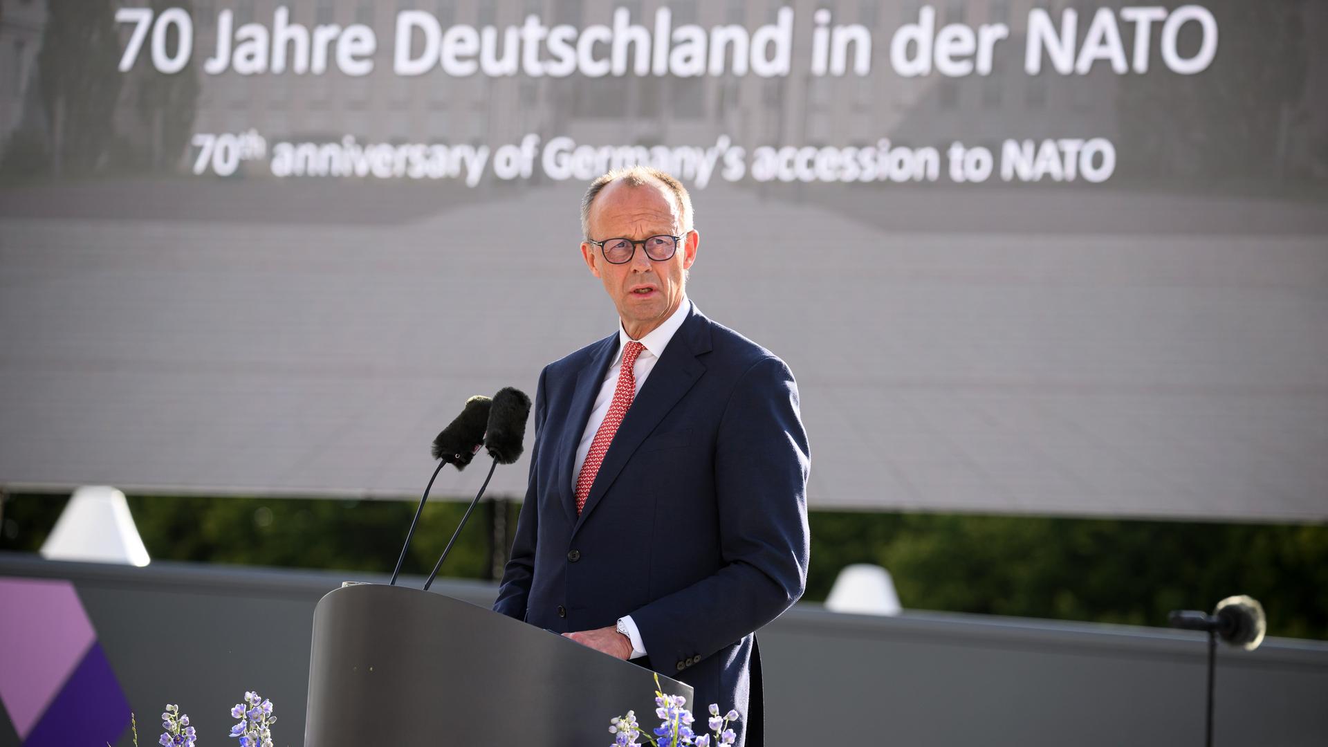 Bundeskanzler Friedrich Merz (CDU) spricht beim Festakt "70 Jahre Deutschland in der Nato" auf dem Ehrenhof vom Bendlerblock, dem Sitz des Bundesministeriums der Verteidigung. Bundeskanzler Friedrich Merz (CDU) spricht beim Festakt "70 Jahre Deutschland in der Nato" auf dem Ehrenhof vom Bendlerblock, dem Sitz des Bundesministeriums der Verteidigung.