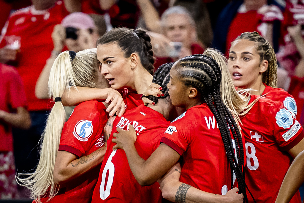 Riola Xhemaili sauve la Suisse avec un but décisif et l’envoie en quart de finale dans les dernières secondes