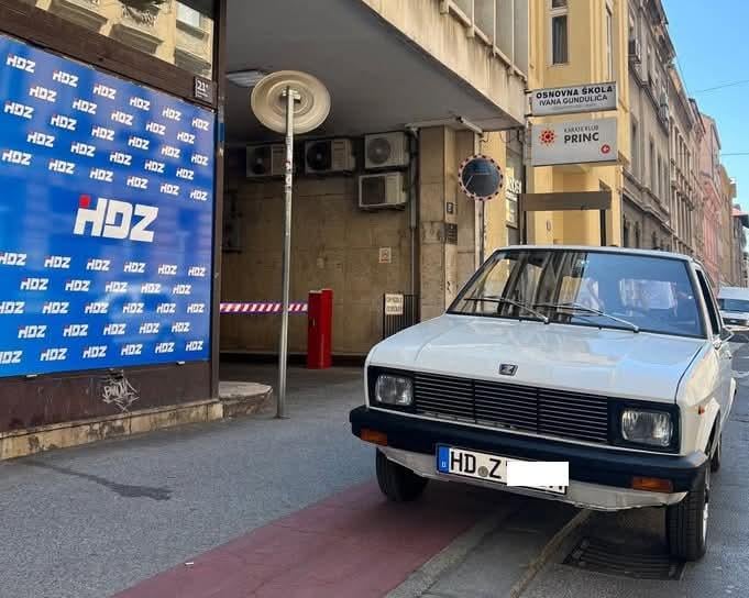 Dijaspora nepropisno parkirana ispred HDZ-a sa HDZ tablicama - nema dalje