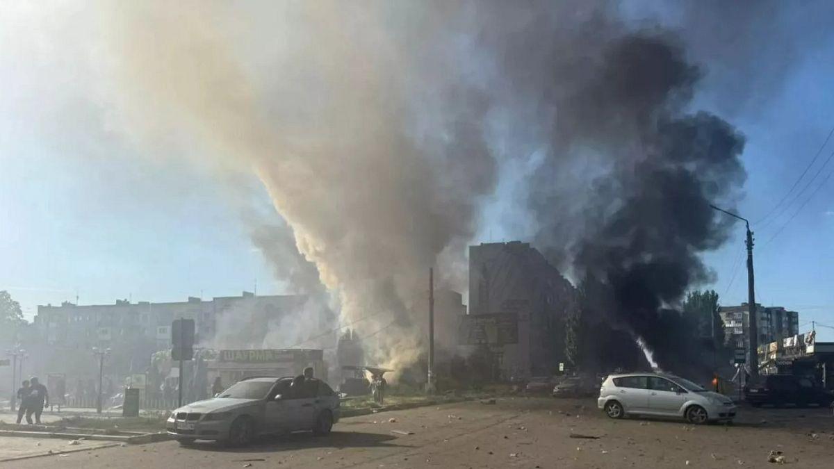 Deux morts après une frappe russe avec une bombe de 500 kilos, dans un centre commercial de l'est de l'Ukraine