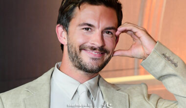 Jonathan Bailey. photograph