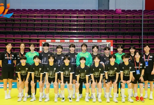 Photo by South Korean players who won 2 consecutive Asian Women's Youth Championship Qualifiers, Photo courtesy of Asian Handball Federation =