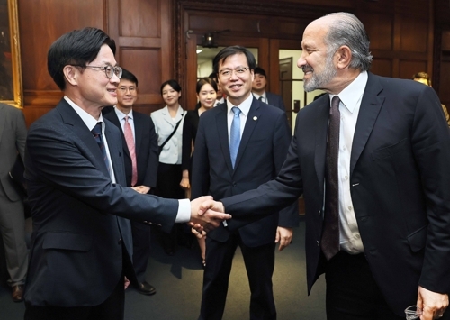 Trade, Industry and Energy Minister Kim Jung-kwan shakes hands with Commerce Secretary Howard Rutnick in the conference room of the U.S. Department of Commerce in Washington, DC, on the 24th (local time). [Photo = Ministry of Trade, Industry and Energy]