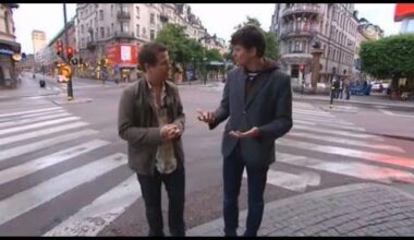 Filip och Fredrik dricker och blir fulla på jobbet. Någon gång under 00-talet. Jag kan sakna den här typen av idiot-tv som de höll på med ibland.