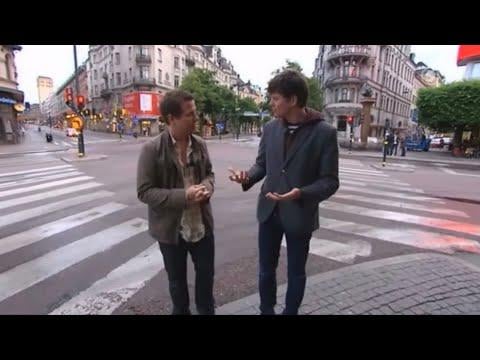 Filip och Fredrik dricker och blir fulla på jobbet. Någon gång under 00-talet. Jag kan sakna den här typen av idiot-tv som de höll på med ibland.