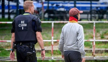 „Es reicht, mein Freund!“: Junger Neonazi von Mutter abgeführt