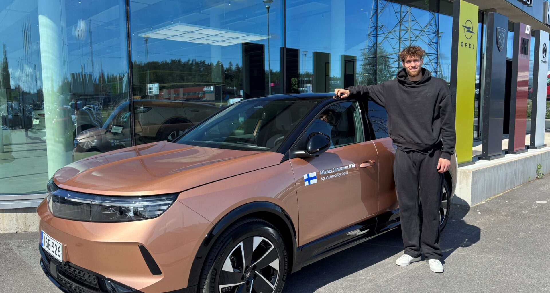 Koripalloilija Mikael Jantunen ja Opel Suomi yhteistyöhön