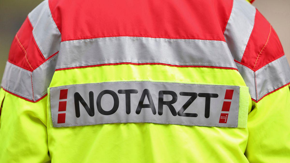Mann stirbt mutmaßlich wegen falsch genutzter mobiler Klimaanlage - In der Wohnung waren wohl Gastherme und mobile Klimaanlage gleichzeitig aktiv. Dadurch erlitt ein 37-Jähriger eine Kohlenmonoxidvergiftung. Experten raten bei Betrieb beider Geräte zur Vorsicht, besonders im Sommer.