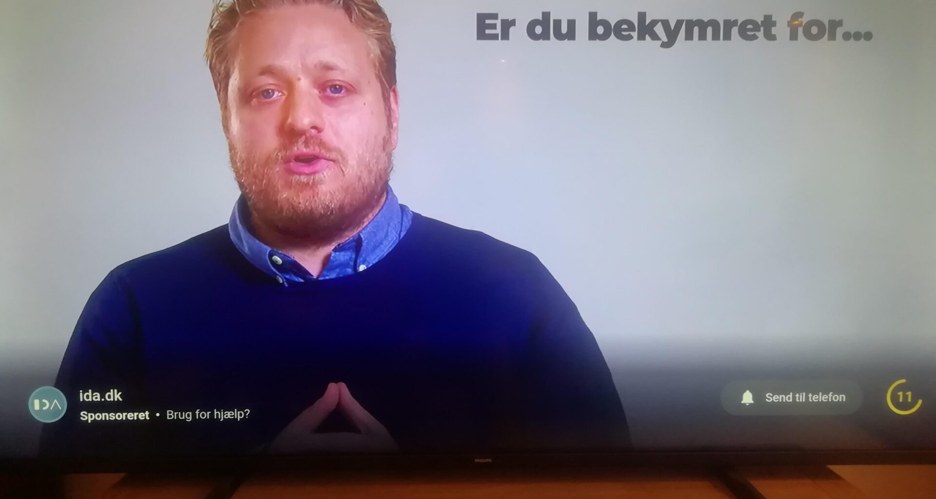 Den her fyr i IDAs reklame ser ud som om de har hans familie som gidsler. Skal vi ringe til nogen?