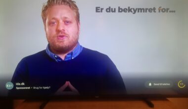 Den her fyr i IDAs reklame ser ud som om de har hans familie som gidsler. Skal vi ringe til nogen?