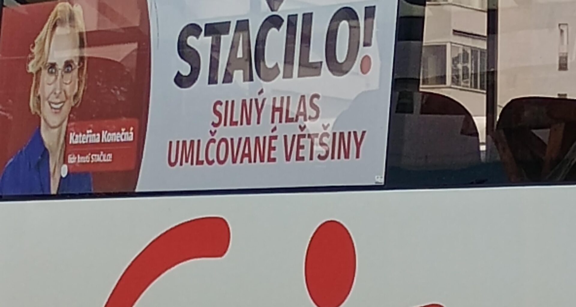 A cenu za nejvíce ironický plakát v historii téhle země získává...
