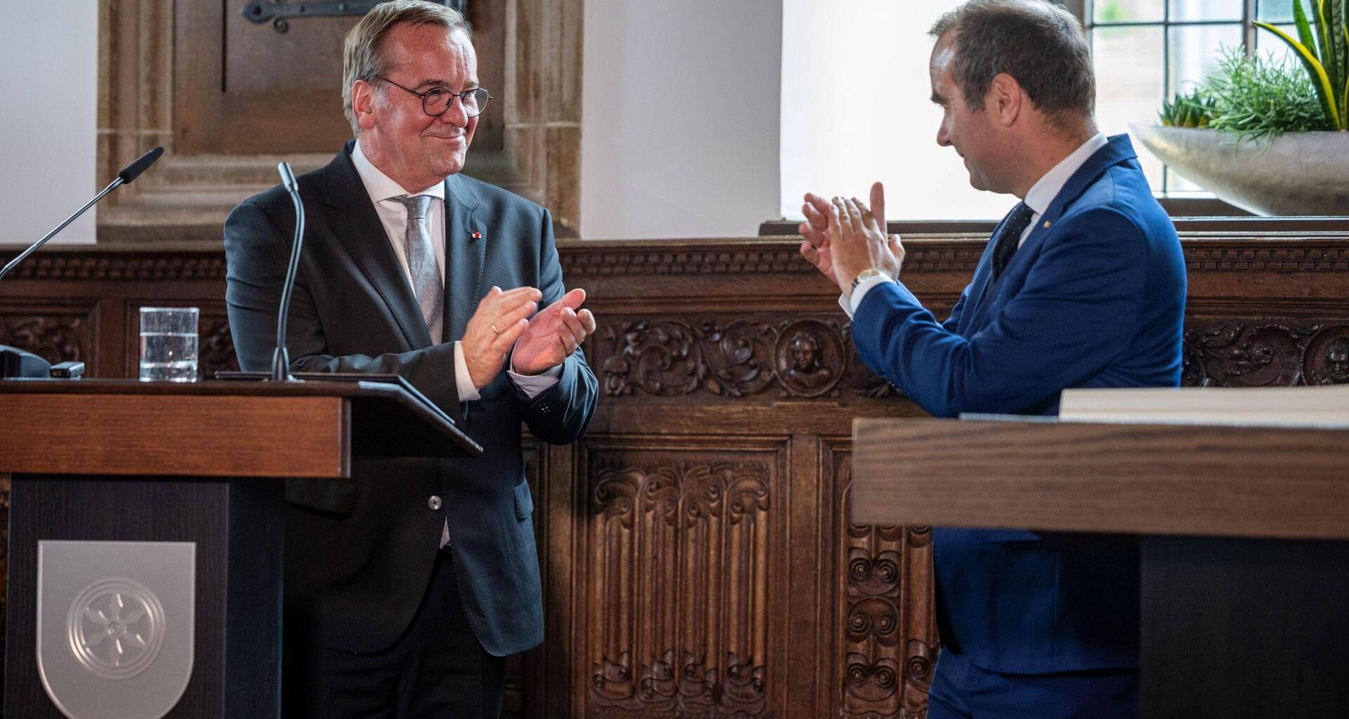 Bundesverteidigungsminister Pistorius und Frankreichs Verteidigungsminister Lecornu stehen sich gegenüber und applaudieren.
