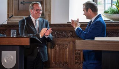 Bundesverteidigungsminister Pistorius und Frankreichs Verteidigungsminister Lecornu stehen sich gegenüber und applaudieren.