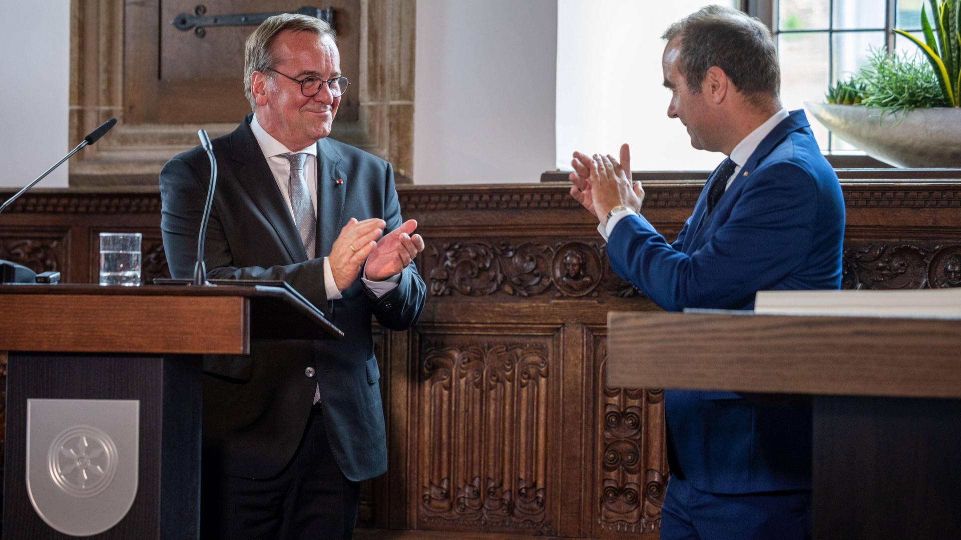 Bundesverteidigungsminister Pistorius und Frankreichs Verteidigungsminister Lecornu stehen sich gegenüber und applaudieren. Bundesverteidigungsminister Pistorius und Frankreichs Verteidigungsminister Lecornu stehen sich gegenüber und applaudieren.