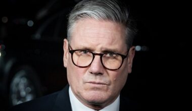 Keir Starmer calls to ban trans people from single-sex spaces