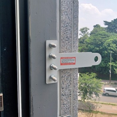 Escape infrastructure typically consists of a fixed or foldable wall attachment, to which the descent gear must be fixed.