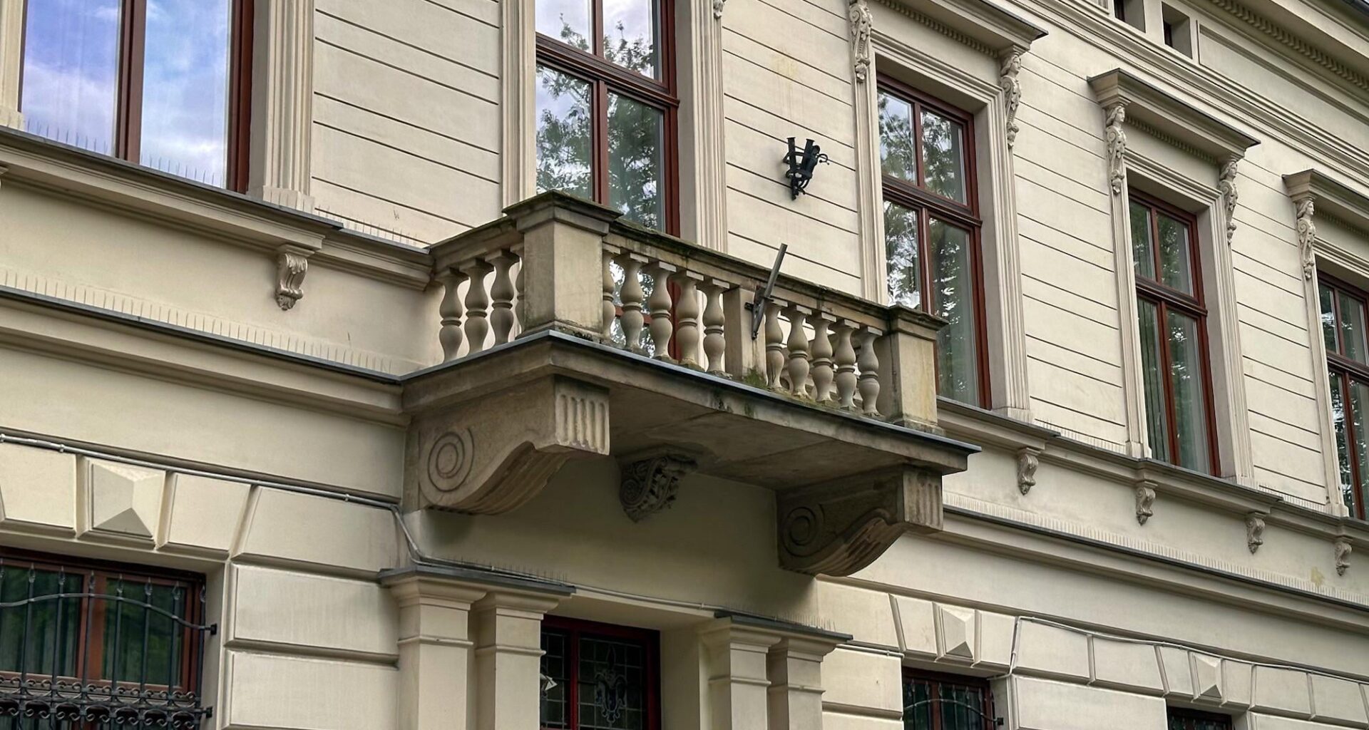Krakow, Biskupia 7. Aquafresh rag is finally taken down