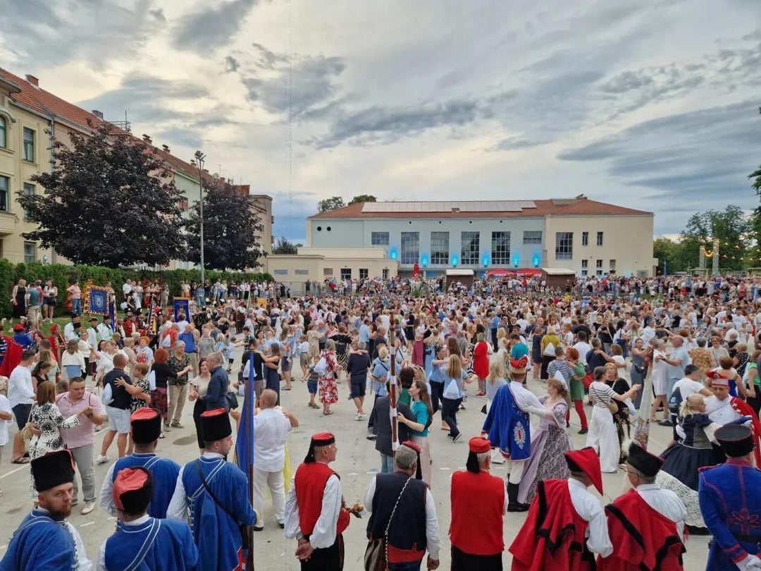 446 parova zaplesalo valcer na 446. rođendan Karlovca