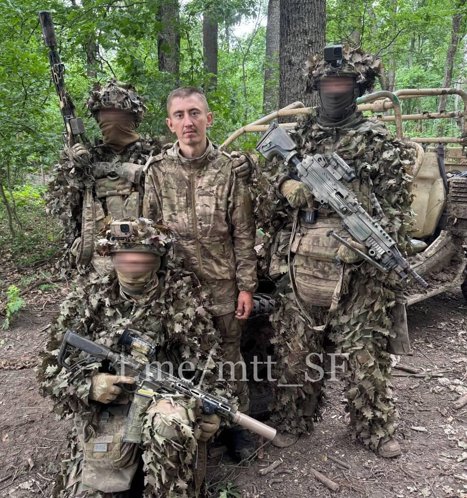 Ukrainian SOF fighters after a raid behind enemy lines with a captured Russian soldier.
