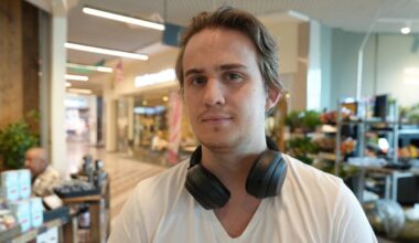 en mann med hodetelefoner