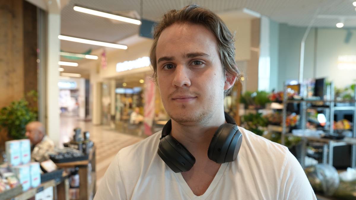 en mann med hodetelefoner