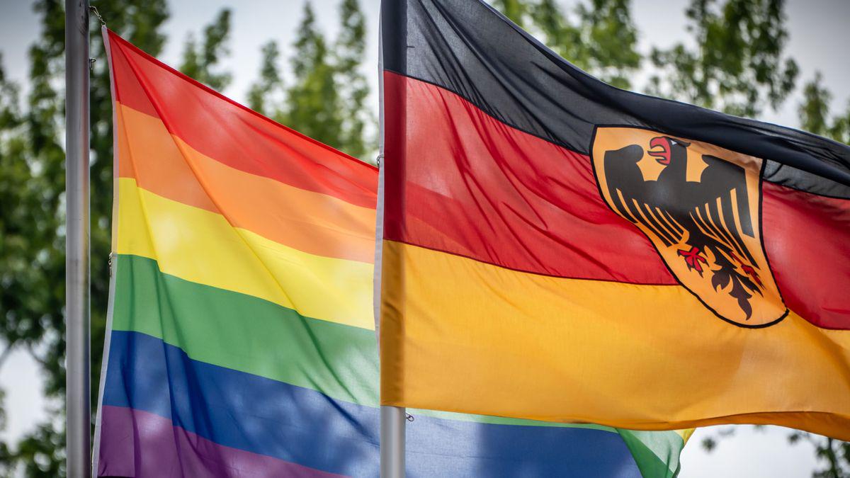 Berlin: Verteidigungsministerium hisst Regenbogenflagge als Zeichen für LGBTQ