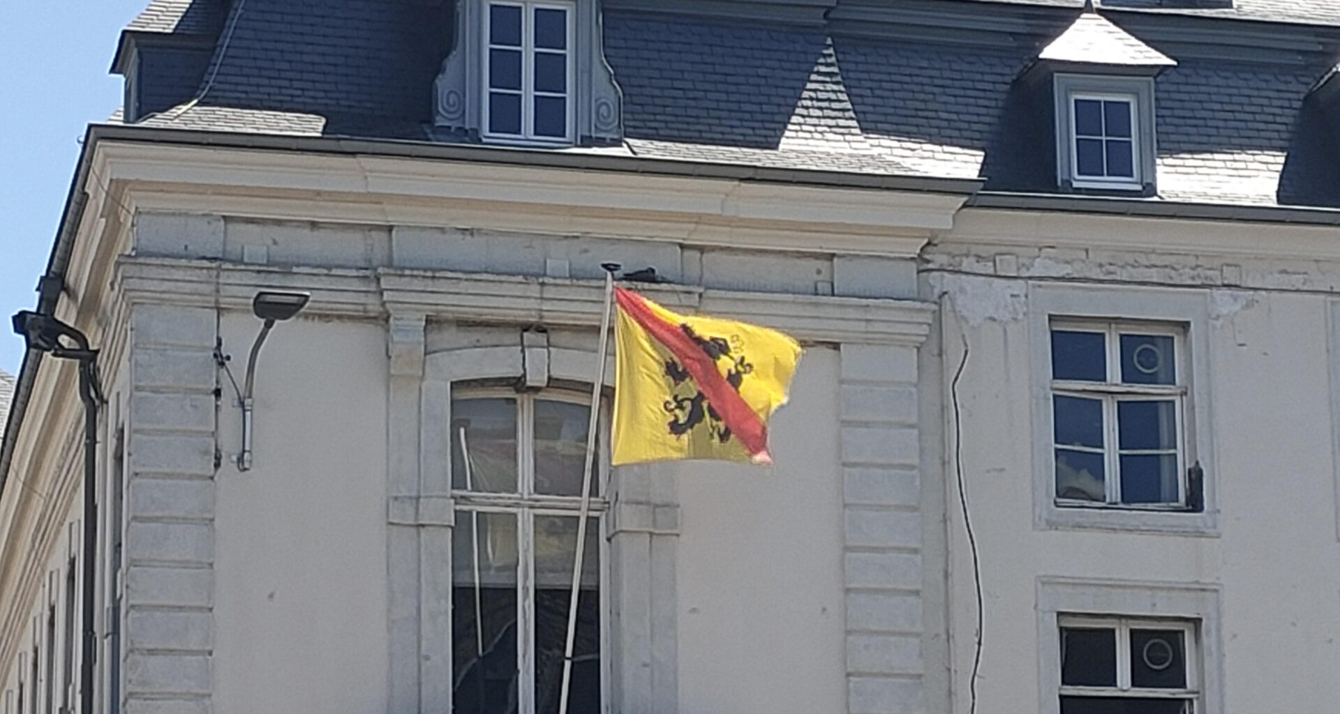 Why is the Flemish flag crossed out in Namur/Namen?