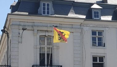 Why is the Flemish flag crossed out in Namur/Namen?