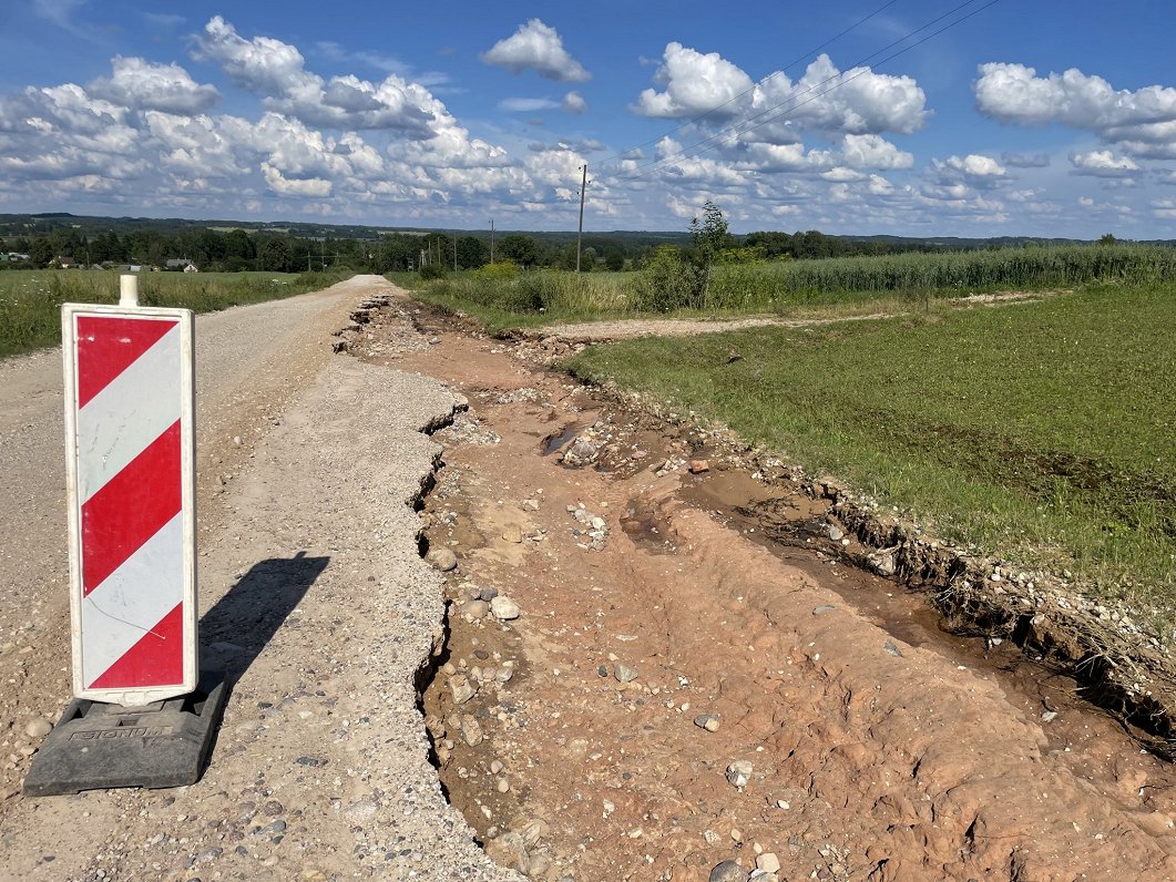 Lietavas izskalojušas ceļus Augšdaugavas novadā