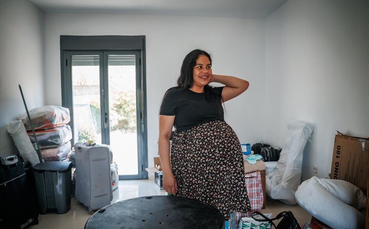 Imagen principal - Ana y su familia durante el primer día de su nueva vida en el municipio toledano 