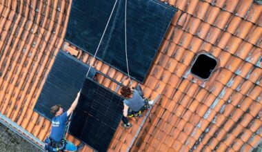 Wer Strom am Dach selbst erzeugt und ins Netz einspeist, soll künftig Netzgebühr zahlen