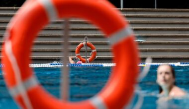 Rettungsringe hängen am Rand eines Schwimmbads.