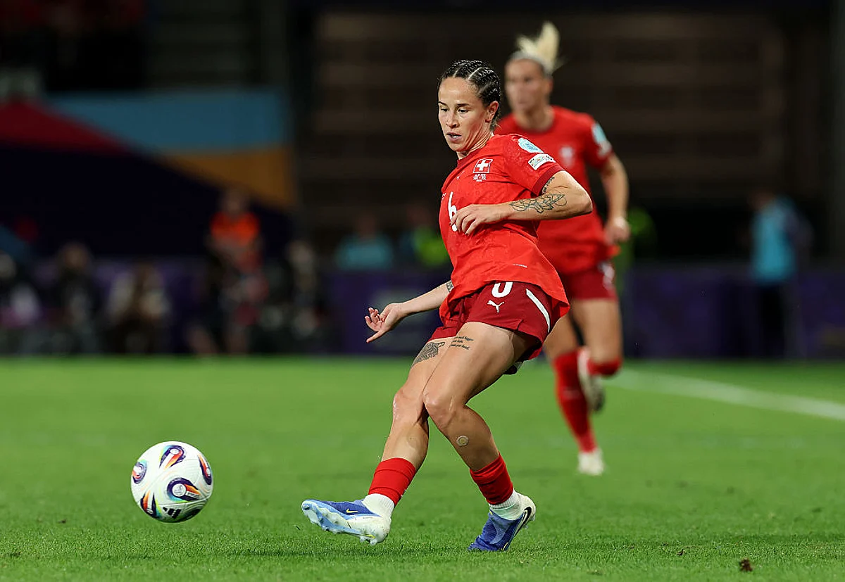 Switzerland beat Iceland to keep knockout hopes alive