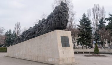 Ukrainians in Moldova outraged by pro-Russian performers at Chișinău’s memorial site