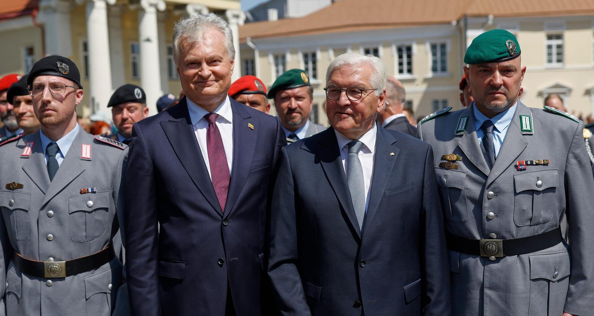 Das Bild zeigt den litauischen Präsidenten Nausedas gemeinsam mit Bundespräsident Steinmeier sowie Offizieren der Bundeswehr.