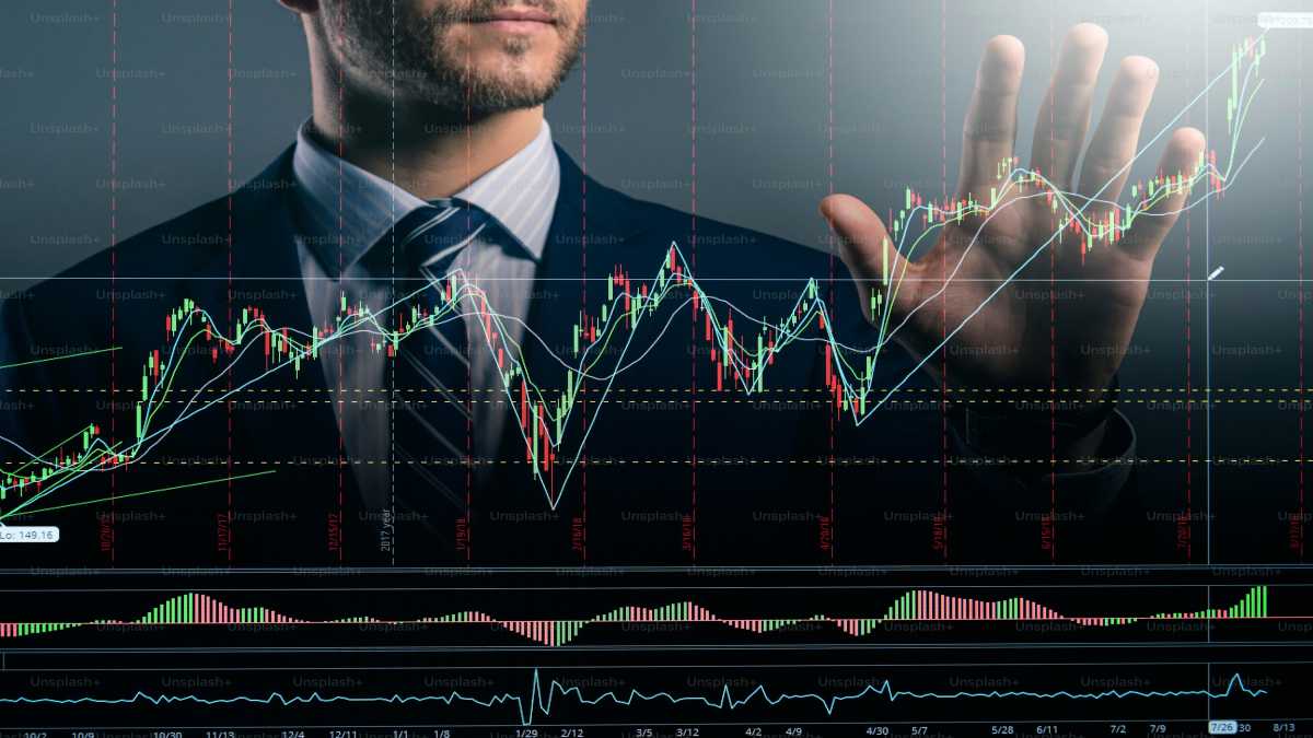 SoFi Delivers Record Growth, But Wall Street Sees a 22% Downside: What Gives?